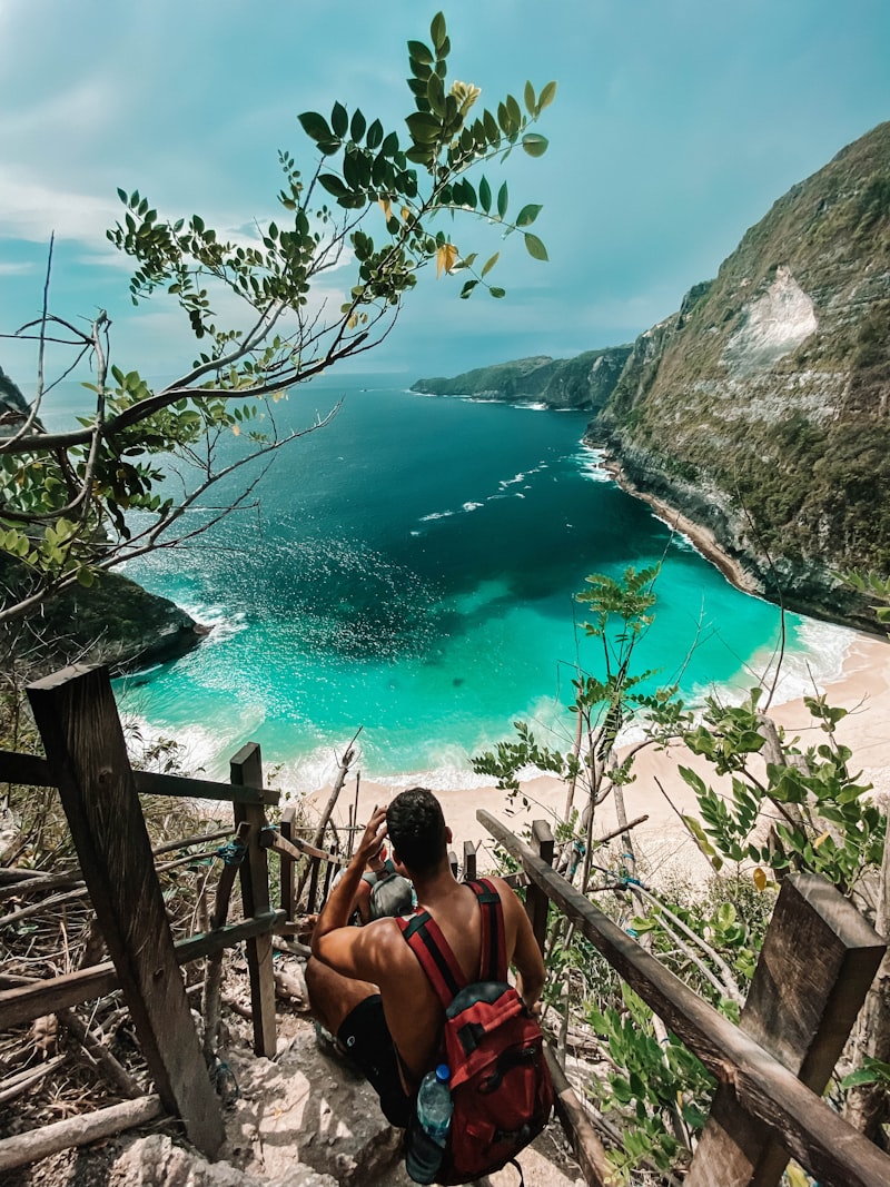 Pak Wayan, supir lokal Bali, di samping mobilnya